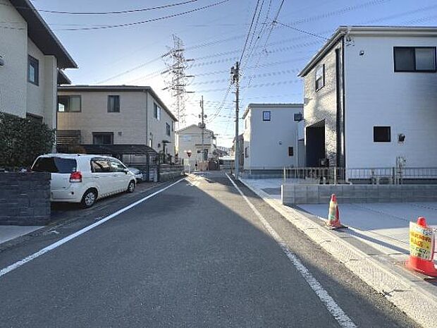 前面道路を含めた現地写真です。