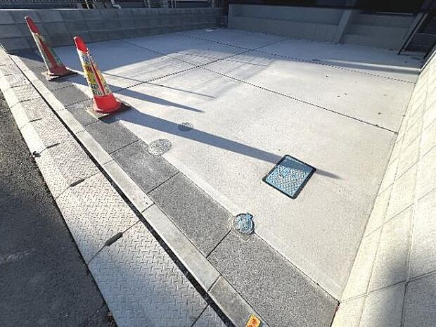 駐車場です。前面道路との高低差も少なく、スムーズに出入りできます。