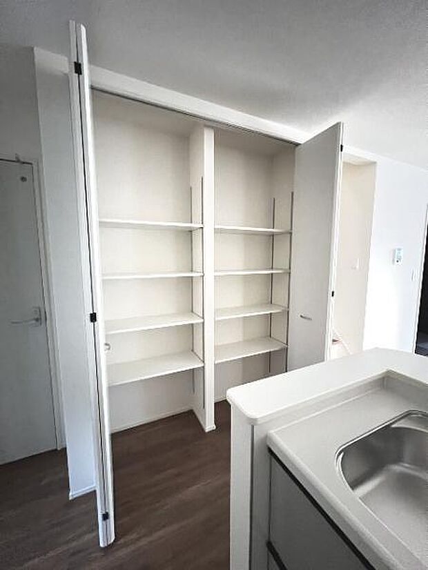 キッチン横のパントリー収納です。