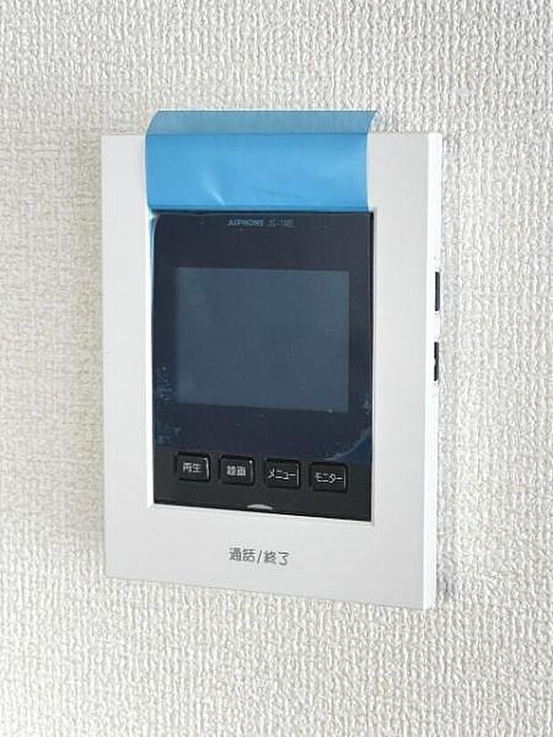 訪問者が一目で分かるTVモニタ付きインターフォンを装備した心強さも魅力なお住まいです。