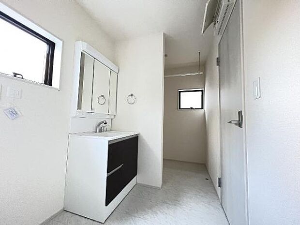 快適で清潔感がある脱衣スペースです。