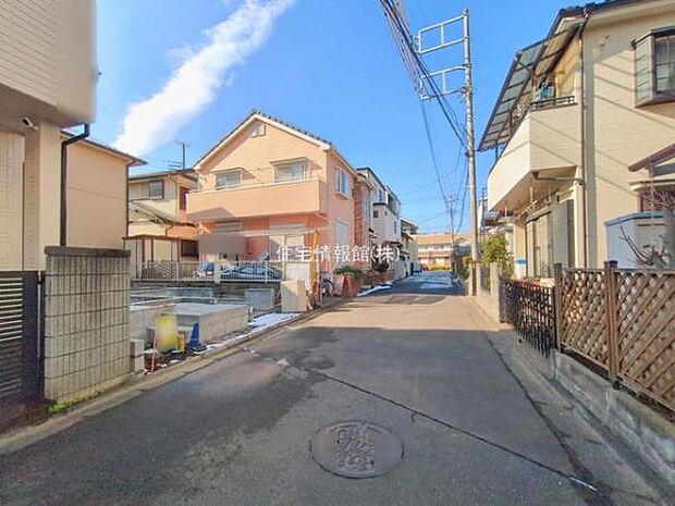 前面道路を含めた現地写真です。