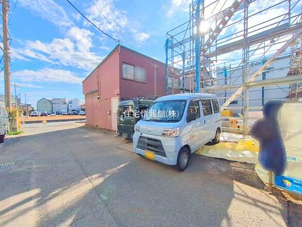 前面道路を含めた現地写真です。