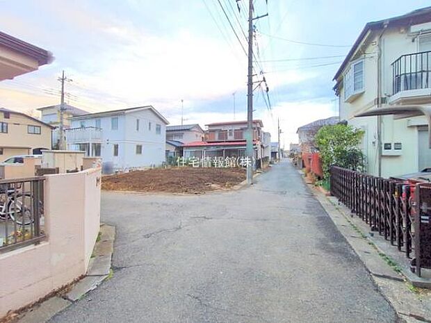 前面道路を含めた現地写真です。