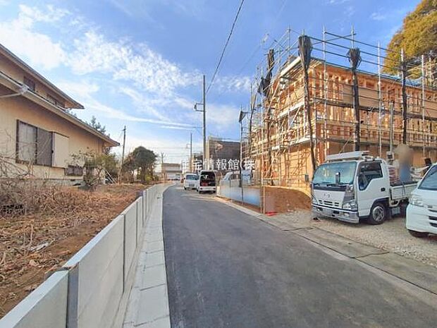 前面道路を含めた現地写真です。