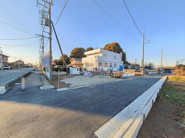 前面道路を含めた現地写真です。