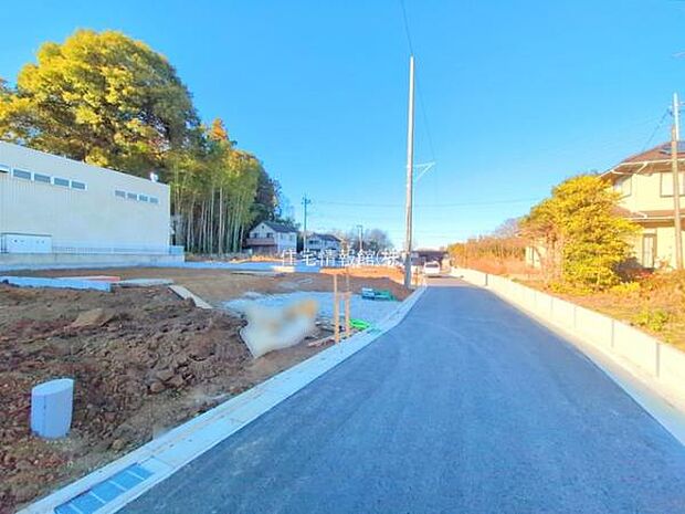 前面道路を含めた現地写真です。