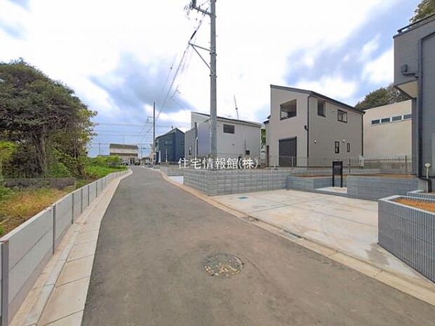 前面道路を含めた現地写真です。