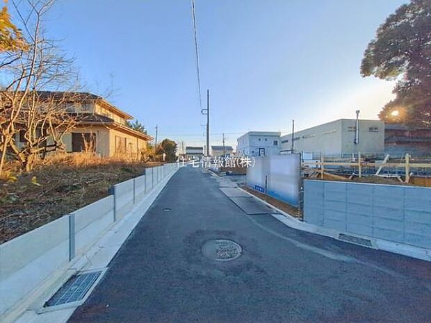 前面道路を含めた現地写真です。