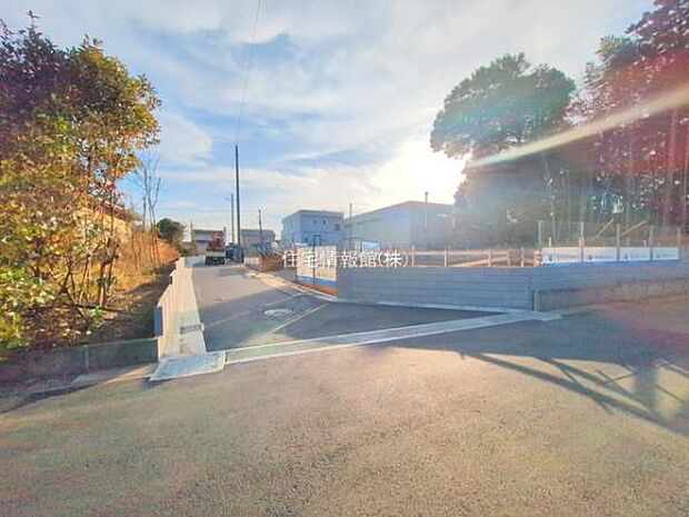 前面道路を含めた現地写真です。