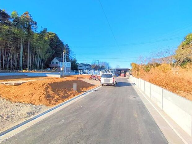 前面道路を含めた現地写真です。