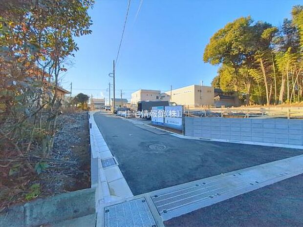 前面道路を含めた現地写真です。