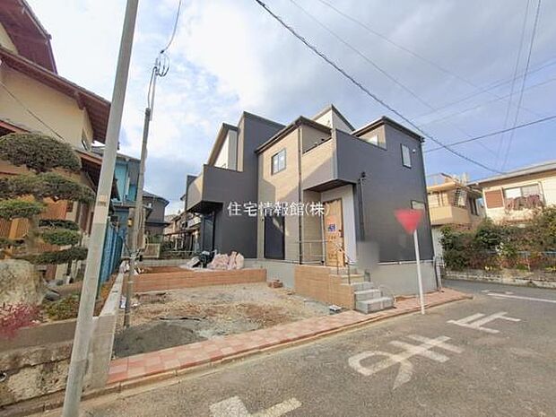 前面道路を含めた現地写真です。