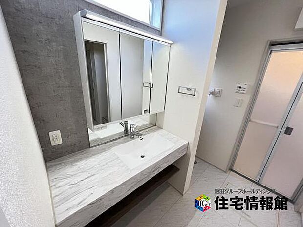 洗面化粧台です。朝の身支度から1日が始まります。