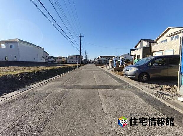 前面道路を含めた現地写真です。