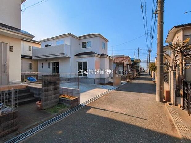 前面道路を含めた現地写真です。