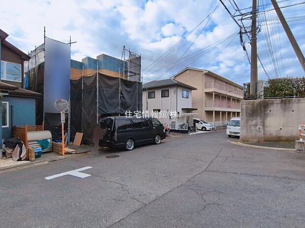 前面道路を含めた現地写真です。