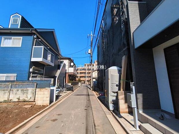 前面道路を含めた現地写真です。