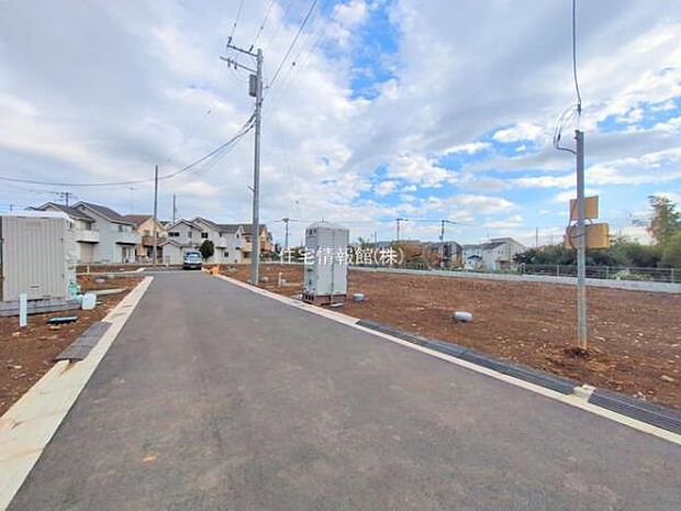 前面道路を含めた現地写真です。