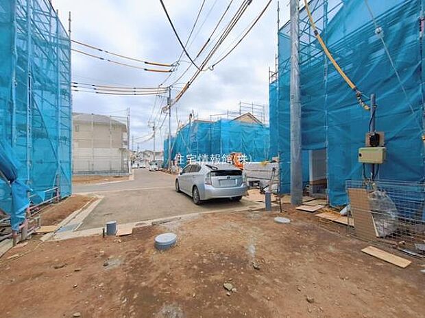 前面道路を含めた現地写真です。