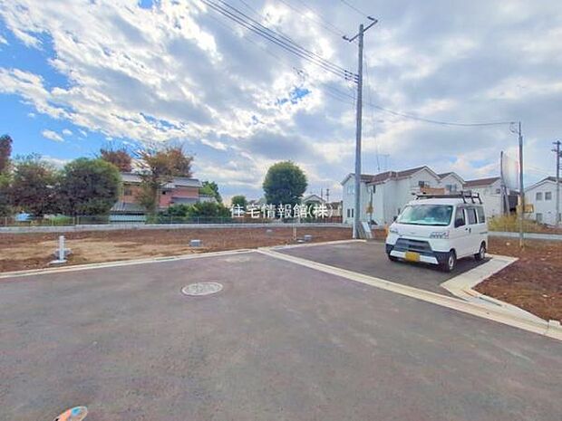 前面道路を含めた現地写真です。