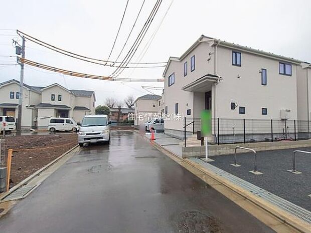 前面道路を含めた現地写真です。