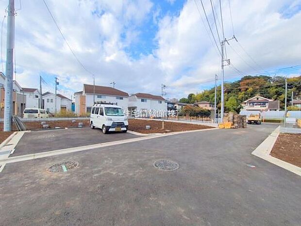 前面道路を含めた現地写真です。