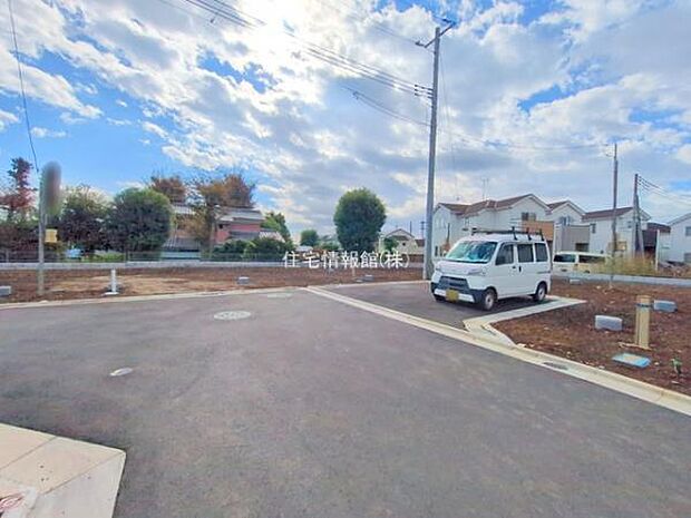 前面道路を含めた現地写真です。