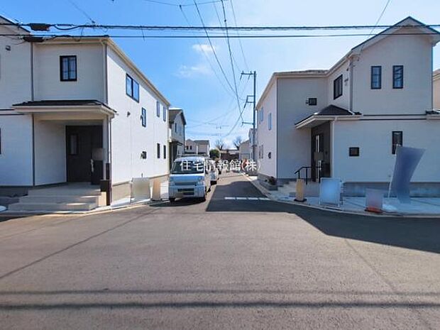前面道路を含めた現地写真です。