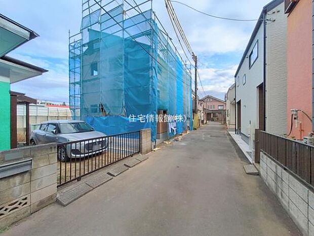 前面道路を含めた現地写真です。