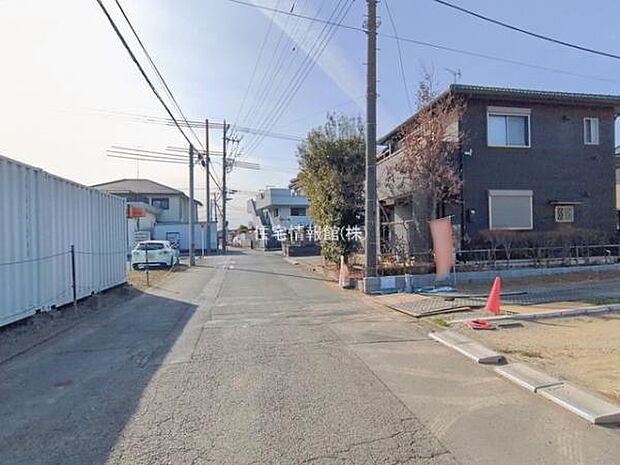 前面道路を含めた現地写真です。