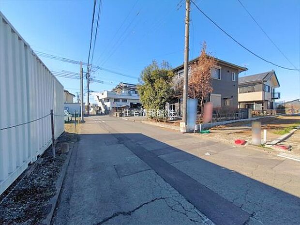 前面道路を含めた現地写真です。