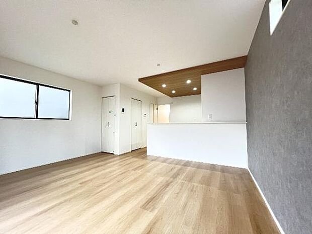 明るい日差しが入る風通しの良いリビングです。