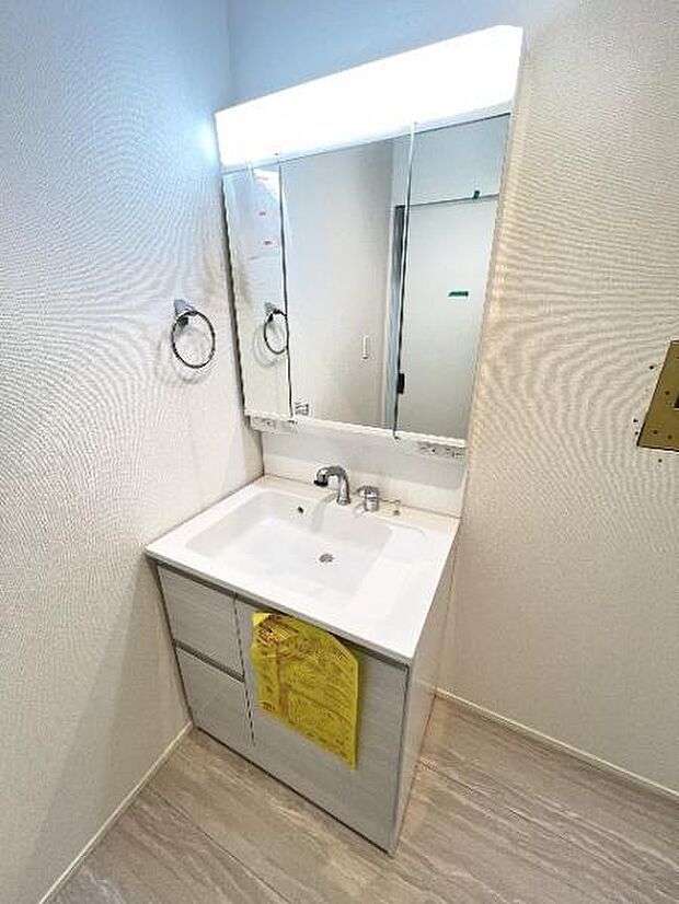 シャワー付き洗面化粧台です。手軽にシャンプーができ、お掃除もしやすいですね。