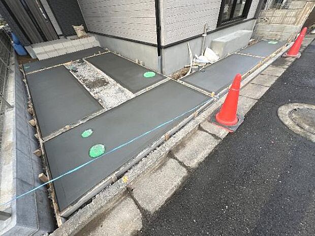 駐車場です。前面道路との高低差も少なく、スムーズに出入りできます。