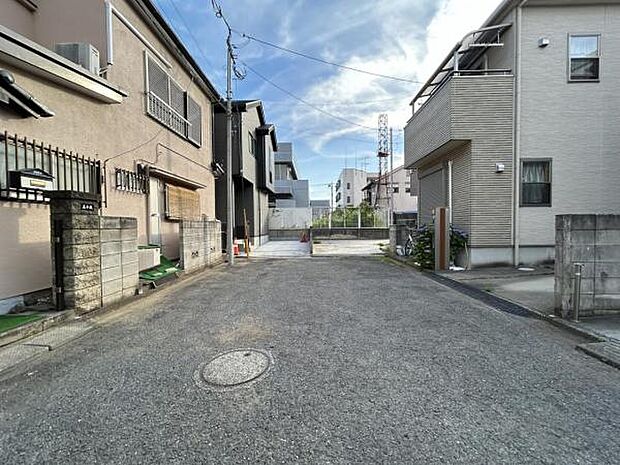 前面道路を含めた現地写真です。
