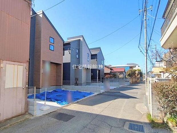 前面道路を含めた現地写真です。