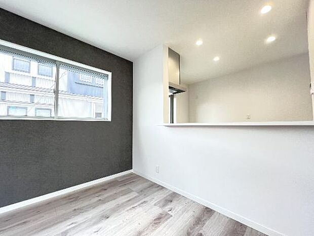 キッチン正面にダイニングセットを配置することで、配膳もスムーズに。調理中も会話を楽しめます。