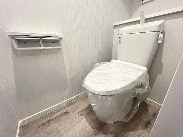 シャワー洗浄機能付のトイレは、清潔感が印象的な空間ですね。