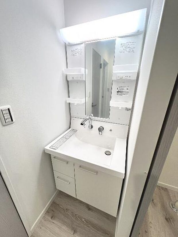 シャワー付き洗面化粧台です。手軽にシャンプーができ、お掃除もしやすいですね。