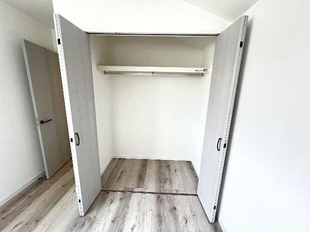 中の物を確認しやすく、取り出しやすい収納スペース。お部屋を広々とお使いいただけます。