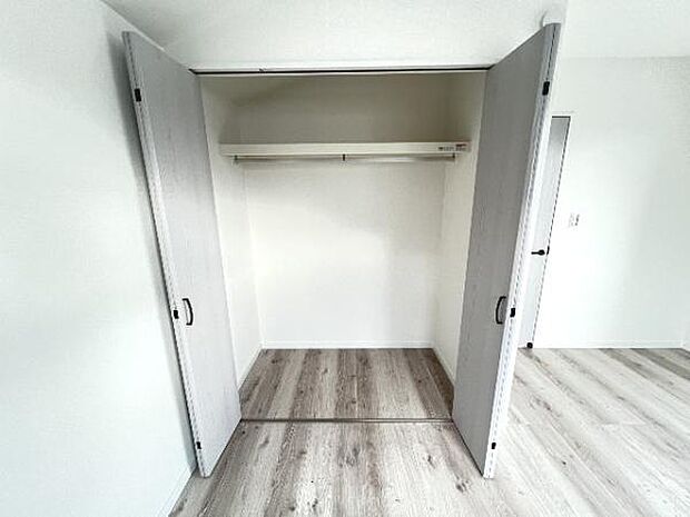 いつでもお部屋をスッキリお使い頂ける収納スペースを設置。