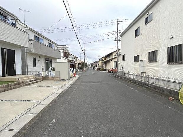前面道路を含めた現地写真です。