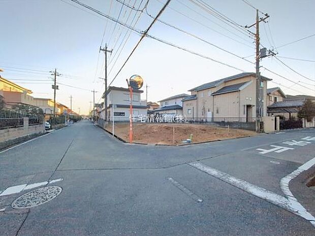 前面道路を含めた現地写真です。