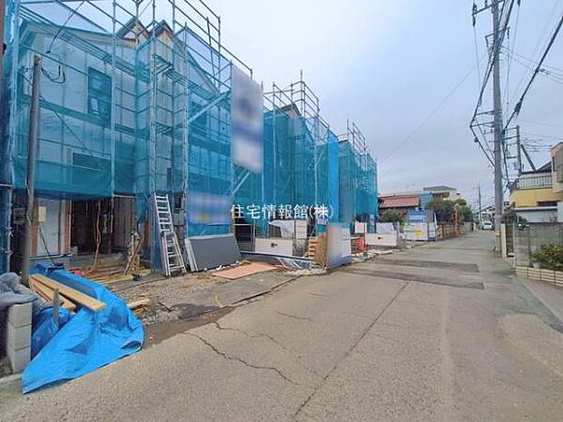 前面道路を含めた現地写真です。