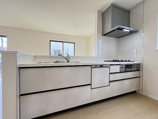 ご家族を見守りながら家事が捗る対面式キッチン。お料理をしながらご家族のサポートも可能です。