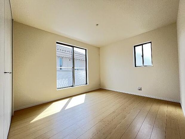 明るい広々とした主寝室でご家族ゆっくりお休みになれますね。