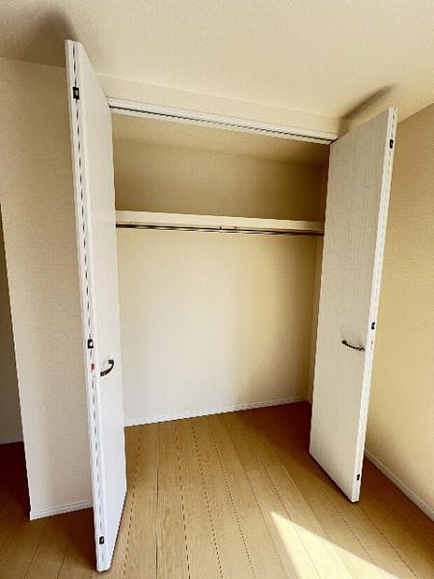 いつでもお部屋をスッキリお使い頂ける収納スペースを設置。