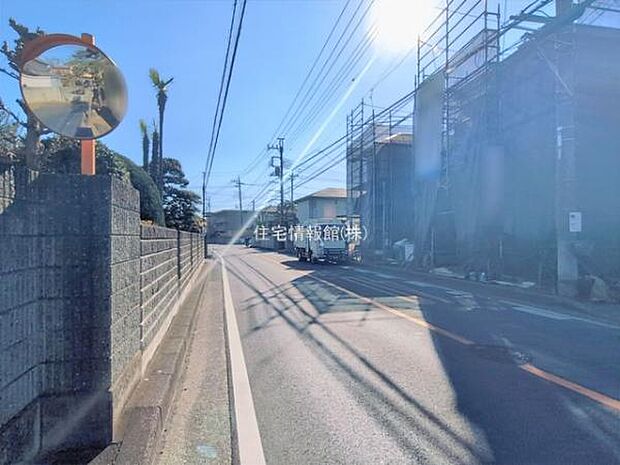 前面道路を含めた現地写真です。