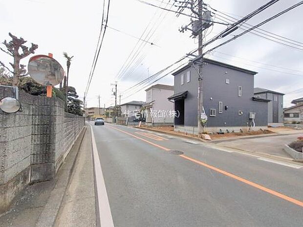 前面道路を含めた現地写真です。